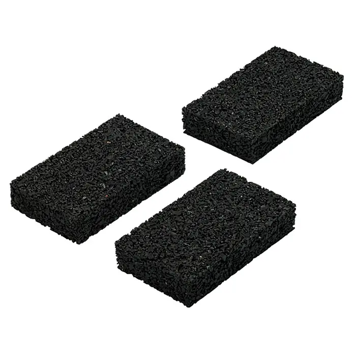 Unterkonstruktion-Auflagepad - 100 x 60 mm - Drei schwarze Gummibricks, ideal für Gartenwege oder Spielplätze. Rutschfest und langlebig.