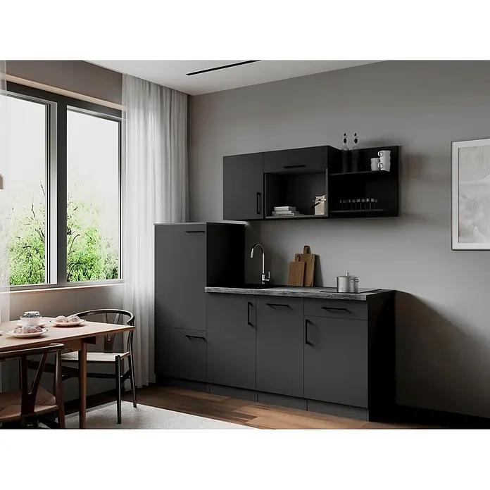 Respekta Oliver Singleküche - Breite: 205 cm, Grau, Kochfeld | Geschirrspüler | Kühlschrank - Moderne dunkelgraue Küchenschränke mit Spüle, daneben ein Esstisch und Stühle aus Holz in einem hellen Raum.
