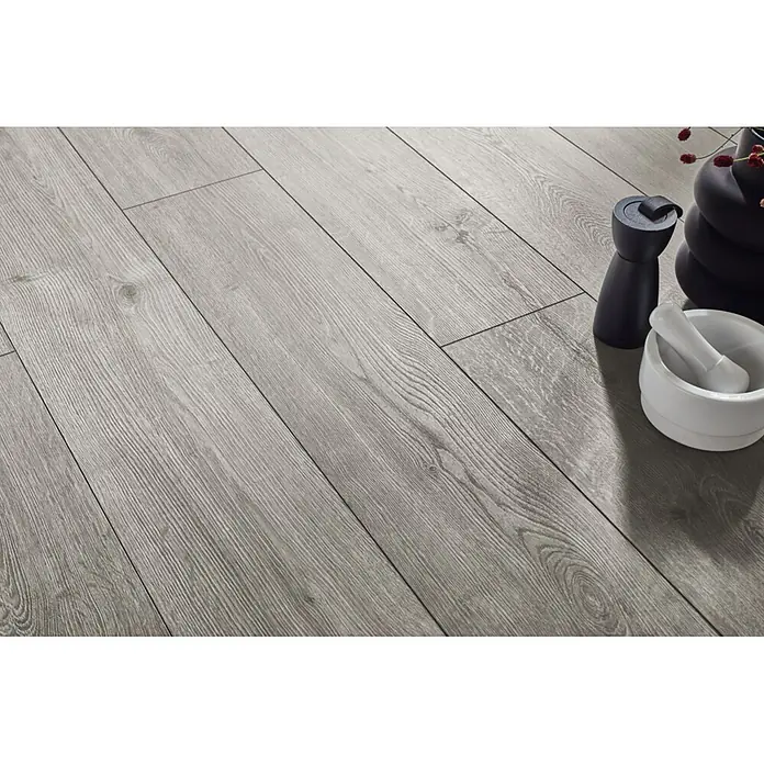 LOGOCLIC Aquaprotect Smart Silent Laminat - Calais Oak, Landhausdiele, 1.288 x 195 x 7 mm - Nahaufnahme von hellgrauem Laminatboden mit sichtbarer Holzmaserung und Dielenmuster.