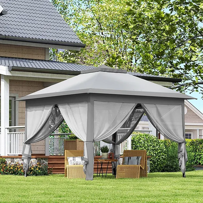 Furnicato Faltpavillon - B x T: 330 x 330 cm, Farbe Dach: Grau - Graues Outdoor-Pavillon mit transparenten Vorhängen, das zwei Korbstühle und einen kleinen Tisch auf grünem Rasen bedeckt.