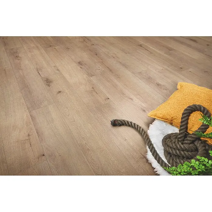 LOGOCLIC Designboden Element Flex - Eiche Elbrusa, Landhausdiele, 1.288 x 239 x 7 mm - Heller Fußboden in Holzoptik mit natürlicher Textur, in gemütlicher Umgebung mit gelbem Kissen und Seil.