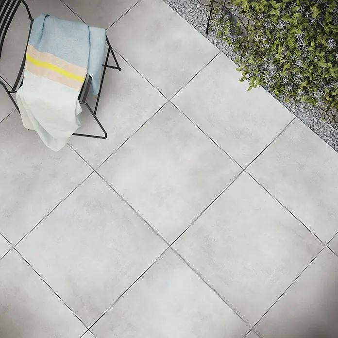 Terrassenfliese Dimension - 59,8 x 59,8 x 2 cm, Grau, Matt - Hellgraue Outdoor-Terrassenfliesen in Betonoptik, diagonal verlegt, als moderne Bodenlösung für Garten oder Terrasse.