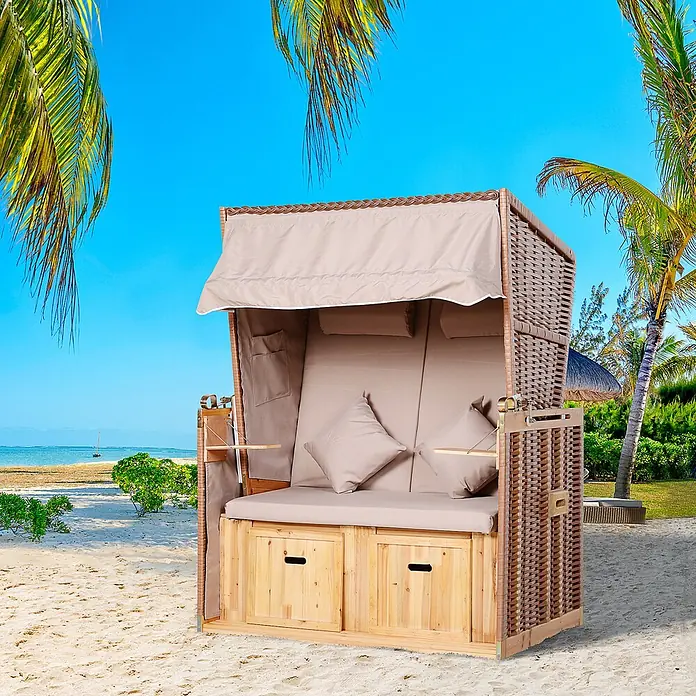 Outsunny Strandstuhl - Rückenlehne verstellbar, Beige, B x T x H: 79 x 190 x 150 cm - Ein Zweisitzer-Strandkorb aus geflochtenem Rattan und Holz mit beigem Stoff und Kissen, am Sandstrand.