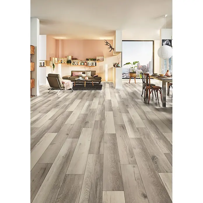 LOGOCLIC Designboden Element Flex - Eiche Alexia, Landhausdiele, 1.288 x 239 x 7 mm - Breitdielen-Laminatboden in hellem Grau-Holz-Look, verlegt in einem offenen Wohn- und Essbereich.
