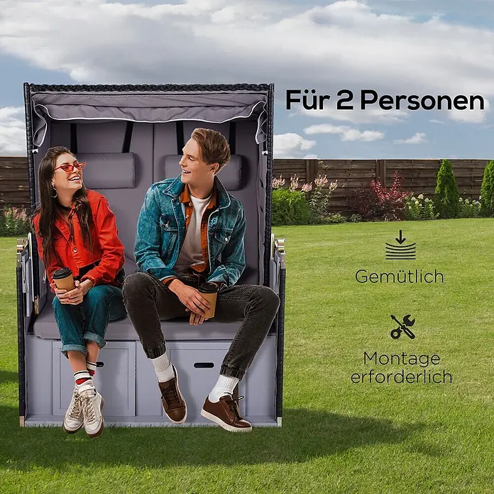 Outsunny Strandstuhl - Grau, B x T x H: 79 x 190 x 150 cm - Zwei Personen entspannen in einem grauen geflochtenen Strandkorb mit Kissen im Garten, der für zwei Personen ausgelegt ist.