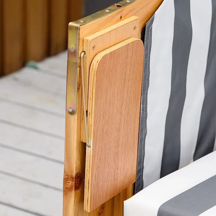 Outsunny Strandstuhl - Grau+Weiß - Klappbarer Holznebbtisch an einem hellen Holz-Outdoorstuhlrahmen mit Metallscharnieren und gestreiftem Stoff.
