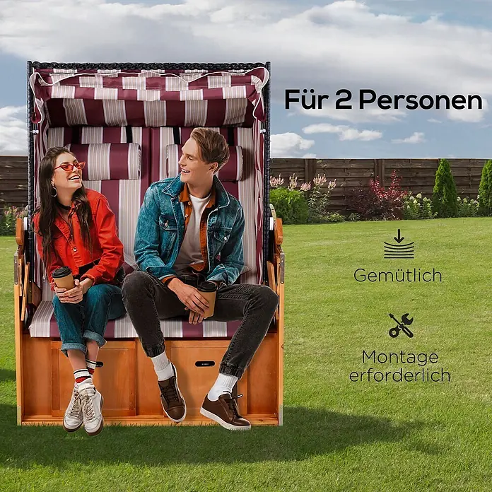 Outsunny Strandstuhl - Rot+Weiß, B x T x H: 79 x 188 x 160 cm - Ein gestreifter Strandkorb für zwei Personen in Bordeaux und Beige mit Holzrahmen, in dem zwei junge Erwachsene bequem sitzen.
