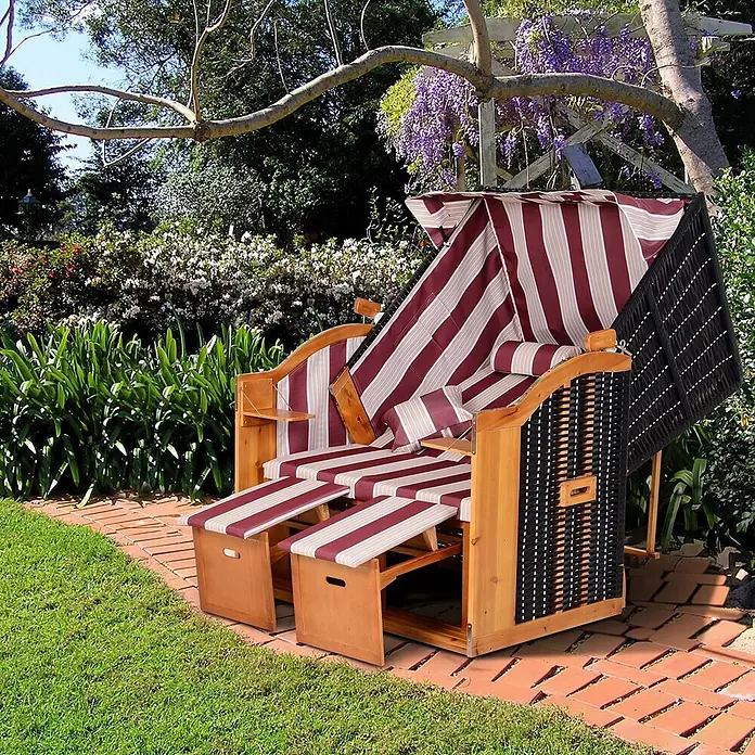 Outsunny Strandstuhl - Rot+Weiß, B x T x H: 79 x 188 x 160 cm - Zweisitziger Strandkorb aus Holz mit bordeauxroten und beigefarbenen Streifen, schwarzen Seiten, ausziehbaren Fußstützen und Beistelltischen im Garten.