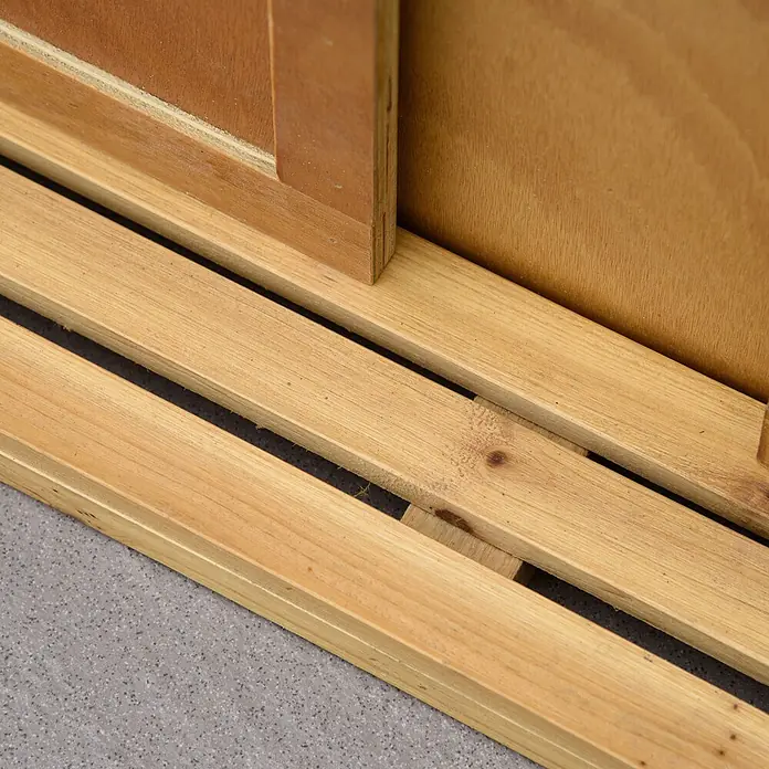 Outsunny Strandstuhl - Holz, PE-Ratten, Polyester, Schaumstoff, Ausziehbar, Hellgrau, B x T x H: 79 x 190 x 160 cm - Nahaufnahme von hellbraunen Holzlatten und einer Sperrholzplatte, die ein funktionales Möbelteil wie einen Lattenrost oder eine Gleitschiene zeigt.