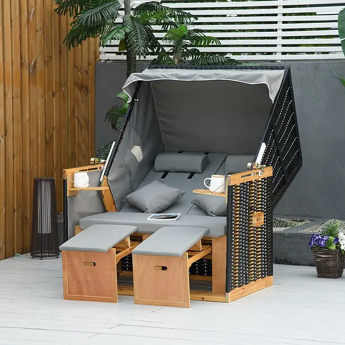 Outsunny Strandstuhl - Holz, PE-Ratten, Polyester, Schaumstoff, Ausziehbar, Hellgrau, B x T x H: 79 x 190 x 160 cm - Strandkorb für den Außenbereich mit schwarzem Geflecht, Holzdetails und grauen Polstern auf einer Terrasse.