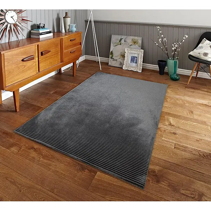 Alfombra de pelo corto Vista - Negro, 110 x 60 cm, 100% poliéster - Alfombra rectangular gris a rayas sobre suelo de madera en sala de estar, parcialmente bajo un aparador de madera.