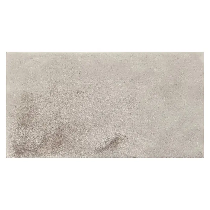 Alfombra de pelo corto Bunny - Beige, 110 x 60 cm, 100% poliéster - Tejido de felpa suave gris claro con una textura profunda y esponjosa.