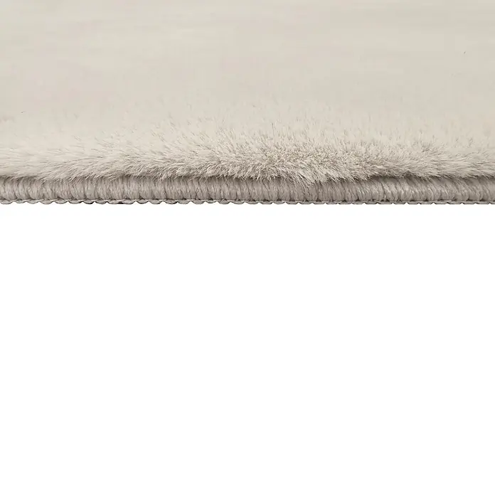 Alfombra de pelo corto Bunny - Beige, 110 x 60 cm, 100% poliéster - Primer plano de una alfombra de piel sintética clara con pelo suave y borde tejido.