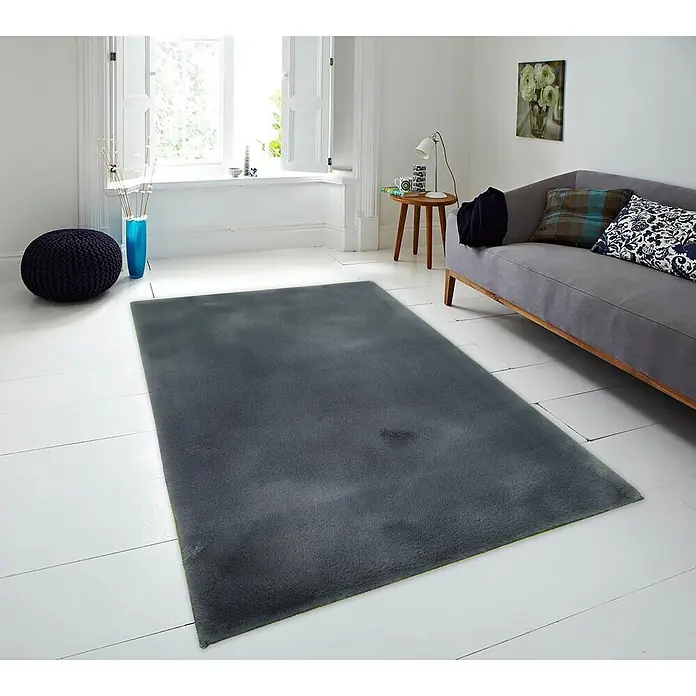 Alfombra de pelo corto Bunny - Azul, 110 x 60 cm, 100% poliéster - Gran alfombra rectangular suave gris oscuro en una sala de estar.