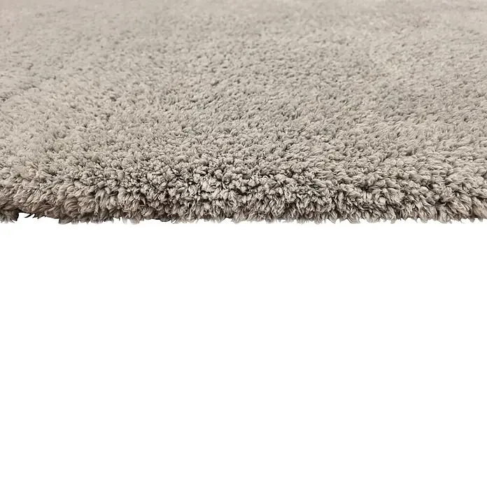 Alfombra de pelo largo Gypsy - Taupe, 110 x 60 cm, 100% Poliéster - Primer plano de una textura de alfombra suave, gris y de pelo largo.