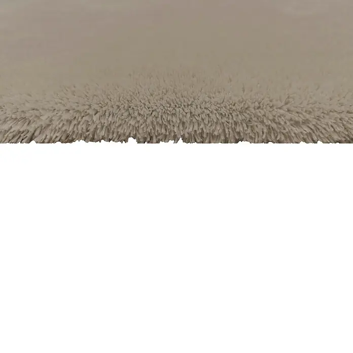 Alfombra de pelo largo Cuba - Camel, 170 x 120 cm, 100% Poliéster - Primer plano de una alfombra beige suave y mullida de pelo largo.