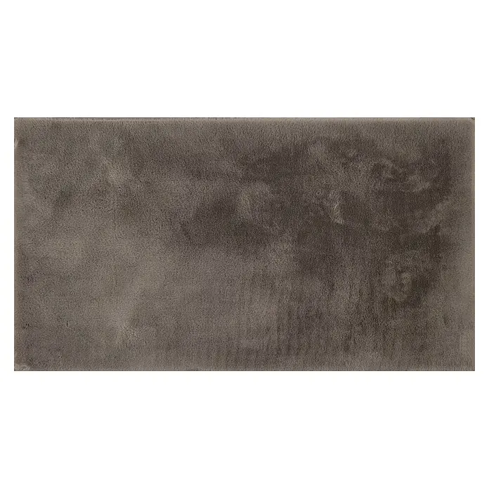 Alfombra de pelo corto Bunny - Chocolate, 110 x 60 cm, 100% poliéster - Una alfombra rectangular de piel sintética gris suave con textura peluda.