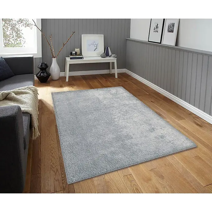 Alfombra de pelo largo Gypsy - Gris/Azul, 110 x 60 cm, 100% Poliéster - Alfombra peluda gris claro sobre un suelo de madera en una sala de estar.