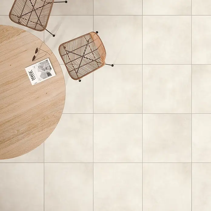Terrassenfliese Dimension - 59,8 x 59,8 x 2 cm, Beige, Matt - Quadratische hellbeige Bodenfliesen mit dezenter Textur und Fugen, als Bodenbelag verwendet.