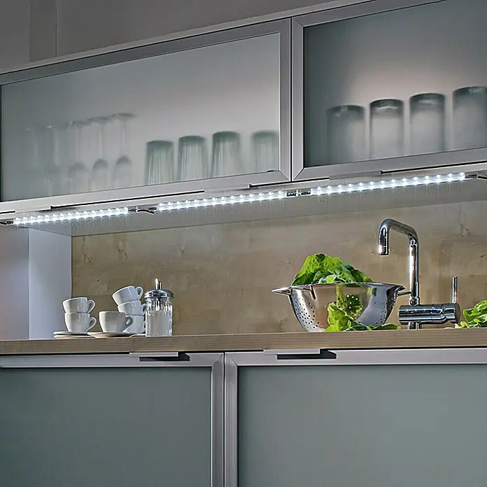 Tween Light LED-Unterbauleuchte - 6 W, Länge: 60 cm, Warmweiß, 2 Stk. - Küchenszene mit Fokus auf die energieeffiziente LED-Unterbauleuchte, die den Arbeitsbereich hell ausleuchtet. Moderne Gestaltung für Küchen.