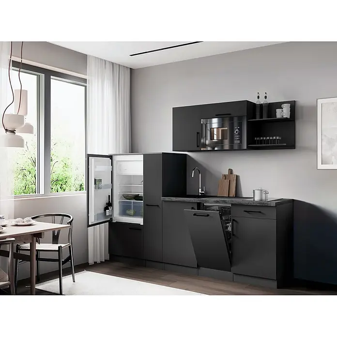 Respekta Oliver Küchenzeile - Breite: 235 cm, Grau, Mit Elektrogeräten, mit Mikrowelle - Moderne dunkle Küche mit integrierten Geräten, offenem Kühlschrank und Spülmaschine, neben Essbereich und Fenster.