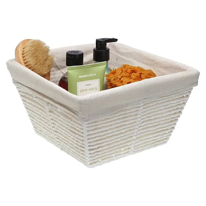 Versa Cesta - L x An x Al: 25 x 25 x 15 cm, Blanco - Cesta blanca de mimbre con forro de tela, que contiene un cepillo, botellas, crema de aloe vera y una esponja natural.