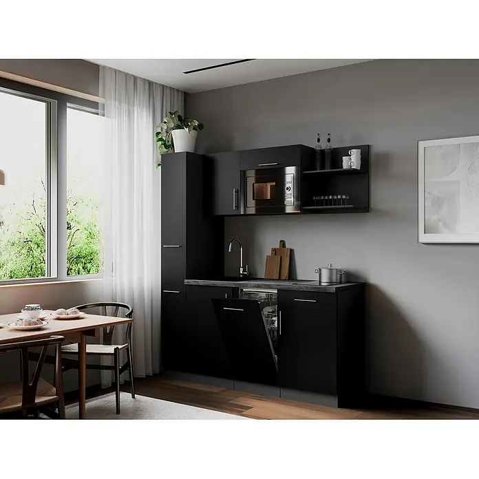 Respekta Oliver Singleküche - Breite: 175 cm, Schwarz, Höhe: 205 cm, Kochfeld | Geschirrspüler | Mikrowelle - Eine moderne, kompakte schwarze Küche mit integrierten Edelstahlgeräten: Mikrowelle, Spüle und offene Spülmaschine, neben einem Esstisch.