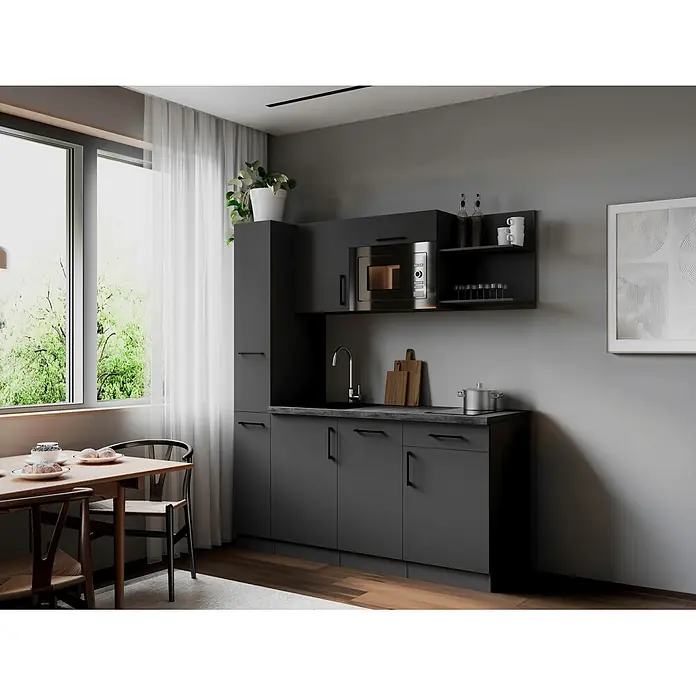 Respekta Oliver Singleküche - Breite: 175 cm, Grau, Höhe: 205 cm, Kochfeld | Geschirrspüler | Mikrowelle - Kompakte dunkelgraue Küchenschränke mit integrierter Mikrowelle und Spüle in einem hellen Raum neben einem Esstisch.
