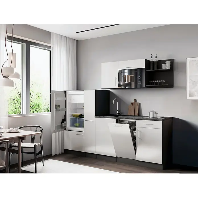 Respekta Oliver Küchenzeile - Breite: 235 cm, Weiß, Mit Elektrogeräten, mit Mikrowelle - Moderne weiße Küche mit integrierten Geräten, offenem Kühlschrank und Geschirrspüler, neben einem Essbereich mit Holztisch.
