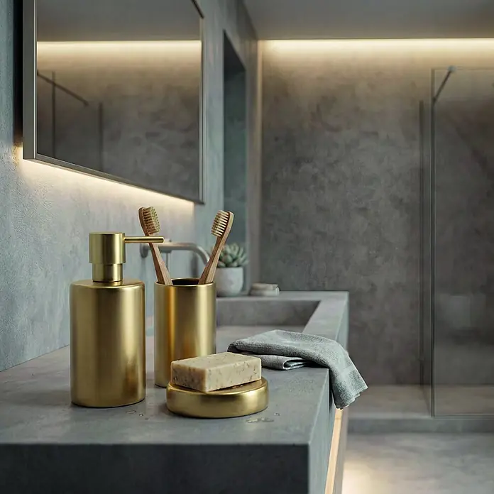 Spirella Portacepillos Tube - Ø x Al: 7 x 11,5 cm, Oro - Accesorios de baño dorados: dispensador de jabón, portacepillos con cepillos de madera y jabonera con pastilla de jabón sobre encimera de hormigón.