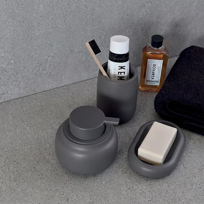 Spirella Portacepillos - Ø x Al: 8 x 10,5 cm, Gris carbón - Set de baño gris oscuro: dispensador, vaso con cepillo/pasta, jabonera con jabón, con gel de ducha y toalla negra.