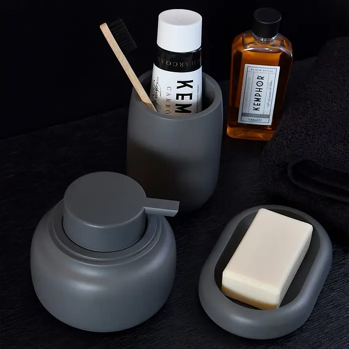 Spirella Dosificador de jabón Zac - Gris carbón - Juego de baño gris oscuro (dispensador de jabón, portacepillos, jabonera) con cepillo de dientes, pasta dental y botella de enjuague bucal.