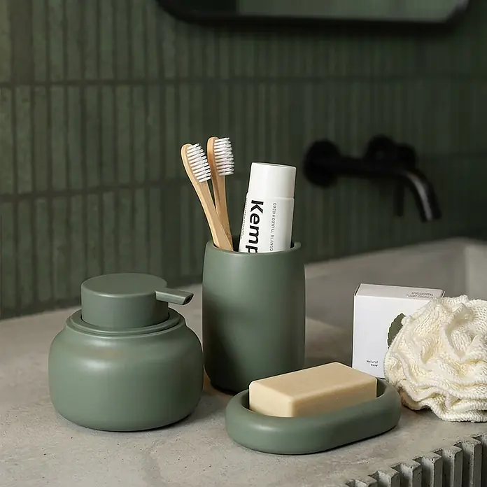 Spirella Portacepillos Zac - Ø x Al: 8 x 10,5 cm, Verde - Accesorios de baño verde salvia: dispensador de jabón, portacepillos con cepillos de bambú y jabonera.