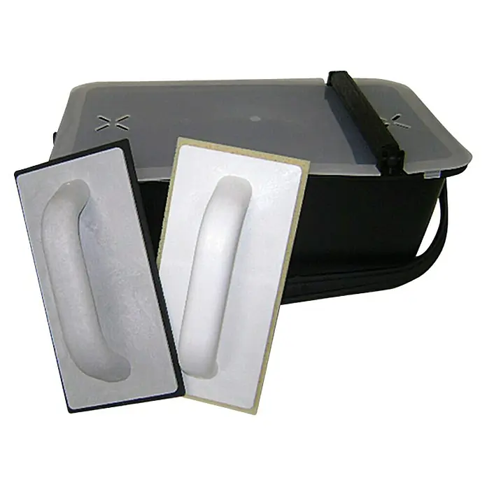 Heka Cubeta de limpieza - 10 l, 5 pzs. - Foto del producto: Un cubo negro para lavar azulejos con tapa y dos llanas de esponja para la limpieza después del rejuntado.