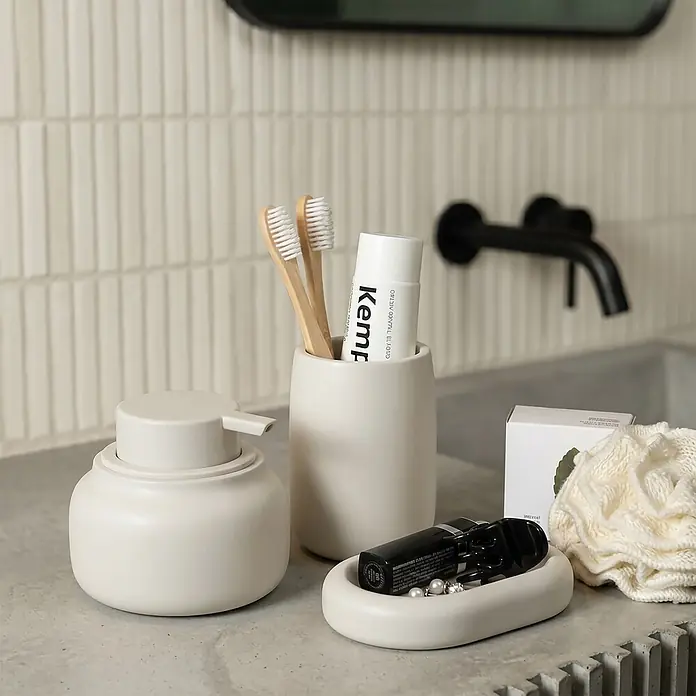 Spirella Portacepillos - Ø x Al: 8 x 10,5 cm, Gris - Set de accesorios de baño beige claro mate: dispensador de jabón, vaso para cepillos de dientes y pequeña bandeja con artículos de tocador en un mostrador moderno.