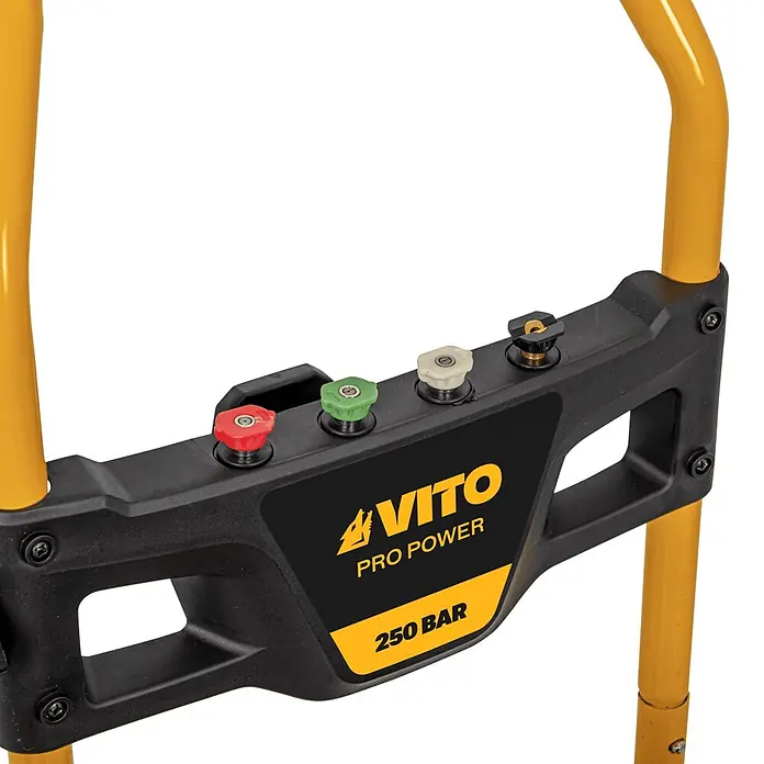 Vito Hidrolimpiadora de alta presión VIML70 - 250 bar, 2.500 W, Capacidad de bombeo: 11,8 l/min, Motor 4T de 207 CC - Panel negro de hidrolavadora VITO PRO POWER 250 BAR, con boquillas rojas, verdes, beige y negro/dorado, montado en un marco amarillo.