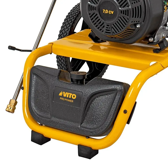 Vito Hidrolimpiadora de alta presión VIML70 - 250 bar, 2.500 W, Capacidad de bombeo: 11,8 l/min, Motor 4T de 207 CC - Hidrolavadora con estructura amarilla, tanque de detergente negro y motor de 7,0 CV, detalle de boquilla.