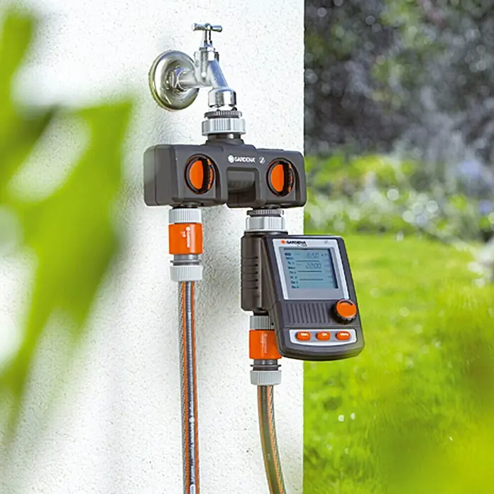 Gardena 2-Wege-Verteiler - Gewindegröße Wasserhahn: 26,5 mm (G 3/4“) - Gardena Bewässerungssteuerung mit zwei Ausgängen und elektronischer Zeitschaltuhr zur automatischen Gartenbewässerung am Wasserhahn.