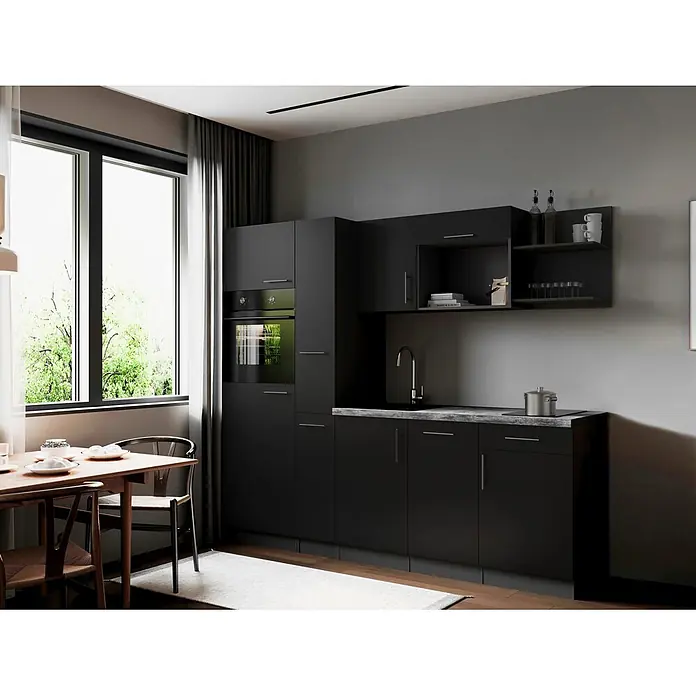 Respekta Oliver Küchenzeile - Breite: 235 cm, Schwarz, Geschirrspüler | Kochfeld | Kühlschrank | Backofen - Eine moderne dunkelgraue Küche mit integriertem Ofen, Spüle und offenen Regalen, neben einem hellen Fenster und Essbereich.