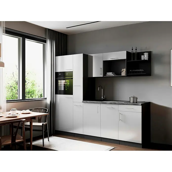 Respekta Oliver Küchenzeile - Breite: 235 cm, Weiß, Geschirrspüler | Kochfeld | Kühlschrank | Backofen - Moderne Küche mit weißen Unterschränken, schwarzer Arbeitsplatte, Einbauofen und schwarzen Hängeschränken in einem hellen Raum mit Essbereich.