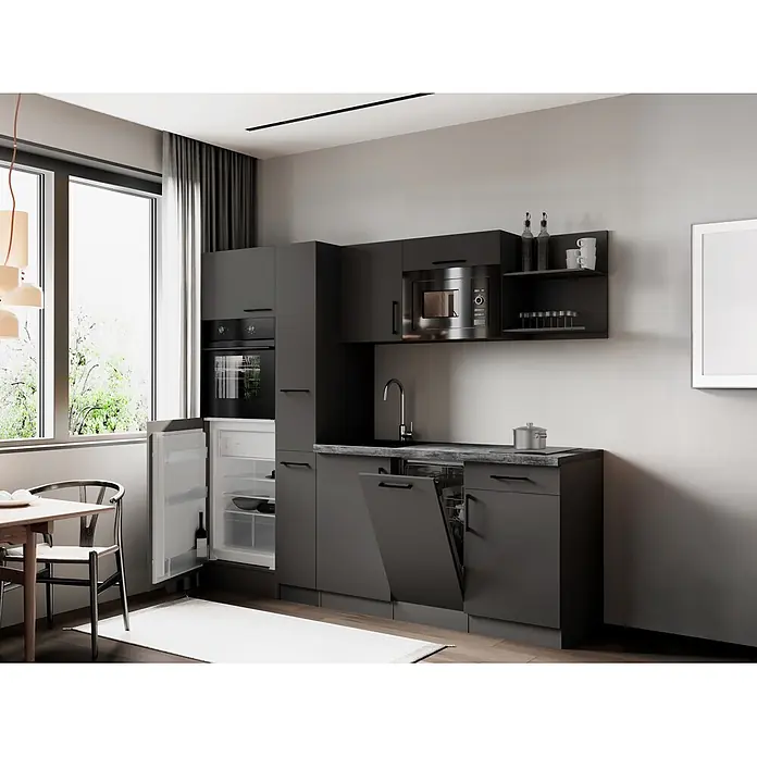 Respekta Oliver Küchenzeile - Breite: 235 cm, Grau, Geschirrspüler | Kochfeld | Kühlschrank | Backofen | Mikrowelle - Eine moderne, dunkelgraue Kompaktküche mit integriertem Backofen, Mikrowelle, Spüle, Geschirrspüler und offenem Kühlschrank, neben einem Esstisch.