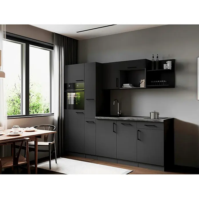 Respekta Oliver Küchenzeile - Breite: 235 cm, Grau, Geschirrspüler | Kochfeld | Kühlschrank | Backofen - Moderne dunkelgraue Küchenschränke mit integriertem Backofen und Spüle, einem Holzesstisch und großem Fenster mit Grünblick.