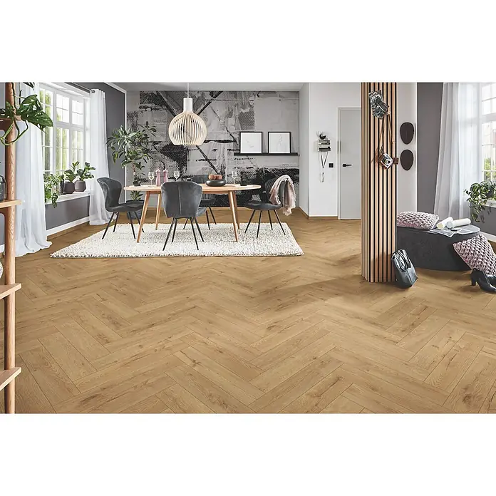 LOGOCLIC Vinto Laminat Herringbone - Galaxy Oak, Landhausdiele, 630 x 126 x 8 mm - Heller Holzboden in Fischgrätmuster verlegt in einem modernen Ess- und Wohnbereich.
