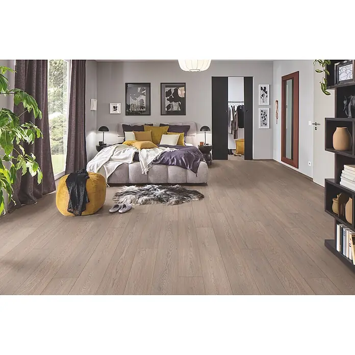 LOGOCLIC Vinto Laminat - Gimlet, Landhausdiele, 1.288 x 195 x 9 mm - Helle Holzplanken in einem modernen Schlafzimmer, die eine natürliche Holzmaserung zeigen.