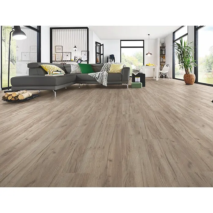 LOGOCLIC Family Laminat - Bilbao, Landhausdiele, 1.288 x 195 x 7 mm - Heller Laminatboden in Holzoptik, verlegt in einem geräumigen, modernen Wohnzimmer.