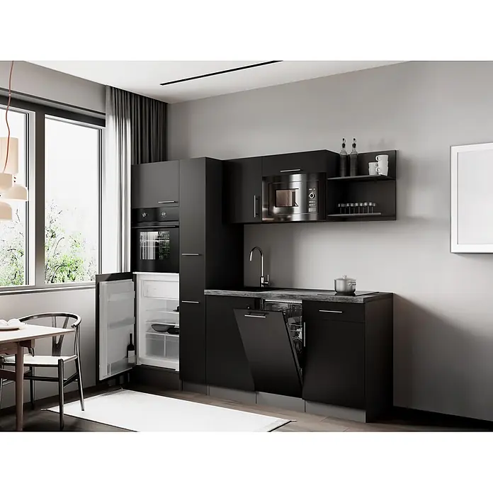 Respekta Oliver Küchenzeile - Breite: 235 cm, Schwarz, Geschirrspüler | Kochfeld | Kühlschrank | Backofen | Mikrowelle - Moderne schwarze Küchenzeile mit integriertem Backofen, Mikrowelle, Geschirrspüler und offenem Kühlschrank in einem hellen Raum.