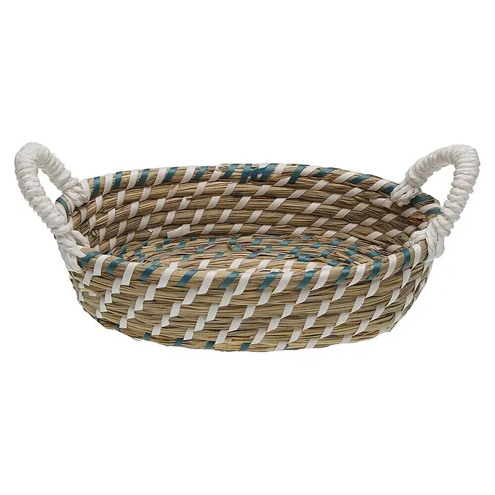 Versa Cesta con asas - L x An x Al: 26 x 17 x 6 cm, Azul y blanco - Cesta tejida de fibras naturales con detalles blancos y azules, con asas de cuerda trenzada. Ideal para almacenamiento o decoración.