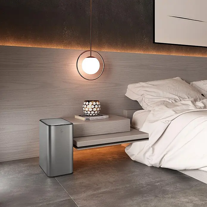 SVITA Sensormülleimer SE13L - 13 l, Edelstahl, Silber - Mülleimer aus gebürstetem Edelstahl in einem modernen Schlafzimmer, neben einem Nachttisch.