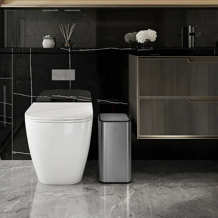 SVITA Sensormülleimer SE13L - 13 l, Edelstahl, Silber - Ein eleganter, silberner rechteckiger Edelstahl-Mülleimer steht neben einer modernen weißen Toilette in einem stilvollen Badezimmer.