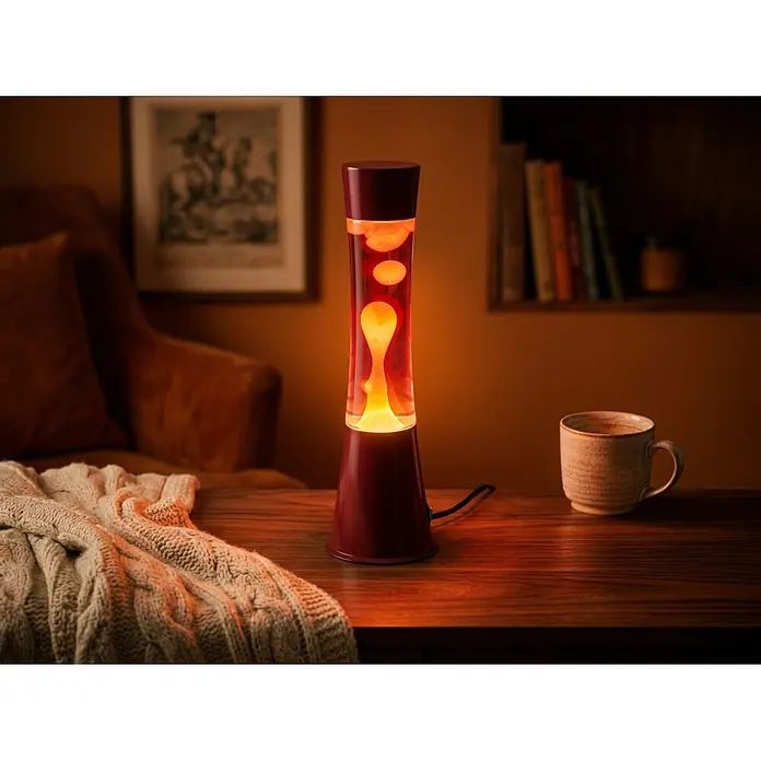 Eglo Lavalampe - 2,2 W, Ø x H: 10,9 x 39,5 cm, Rot/Orange, Farbe Gehäuse: Bordeaux - Eine burgunderrote Lavalampe mit orangefarbenem Wachs und klarer Flüssigkeit leuchtet warm auf einem Holztisch in einem gemütlichen Wohnraum.